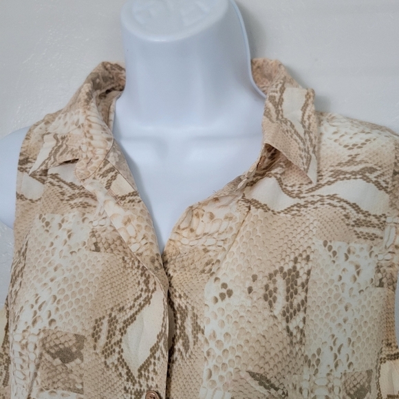Equipment Women's Small 100% Silk Tan White Snakeskin Sleeveless Blouse Button - Picture 2 of 8